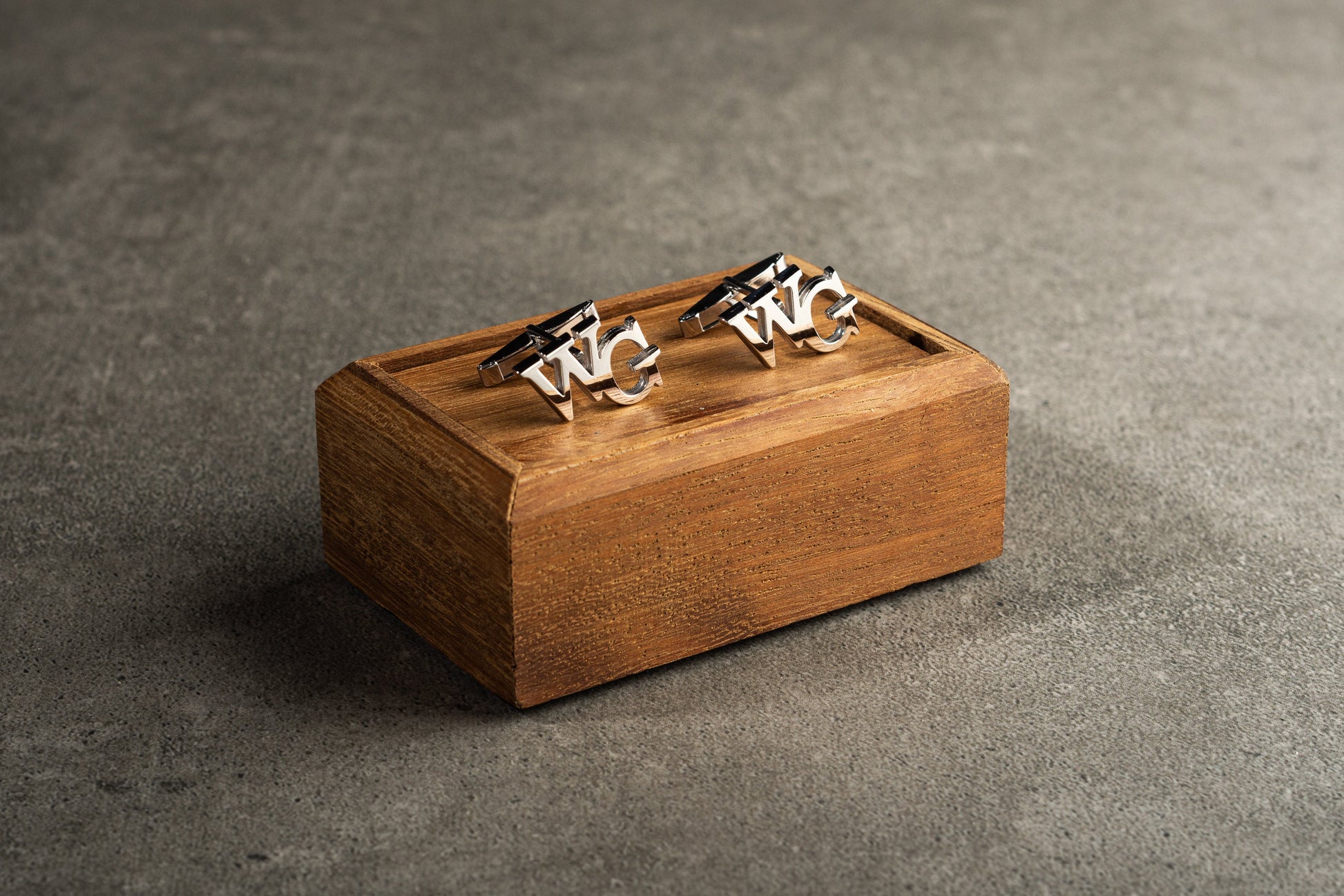 Font selection table for personalized monogram and initial cufflinks